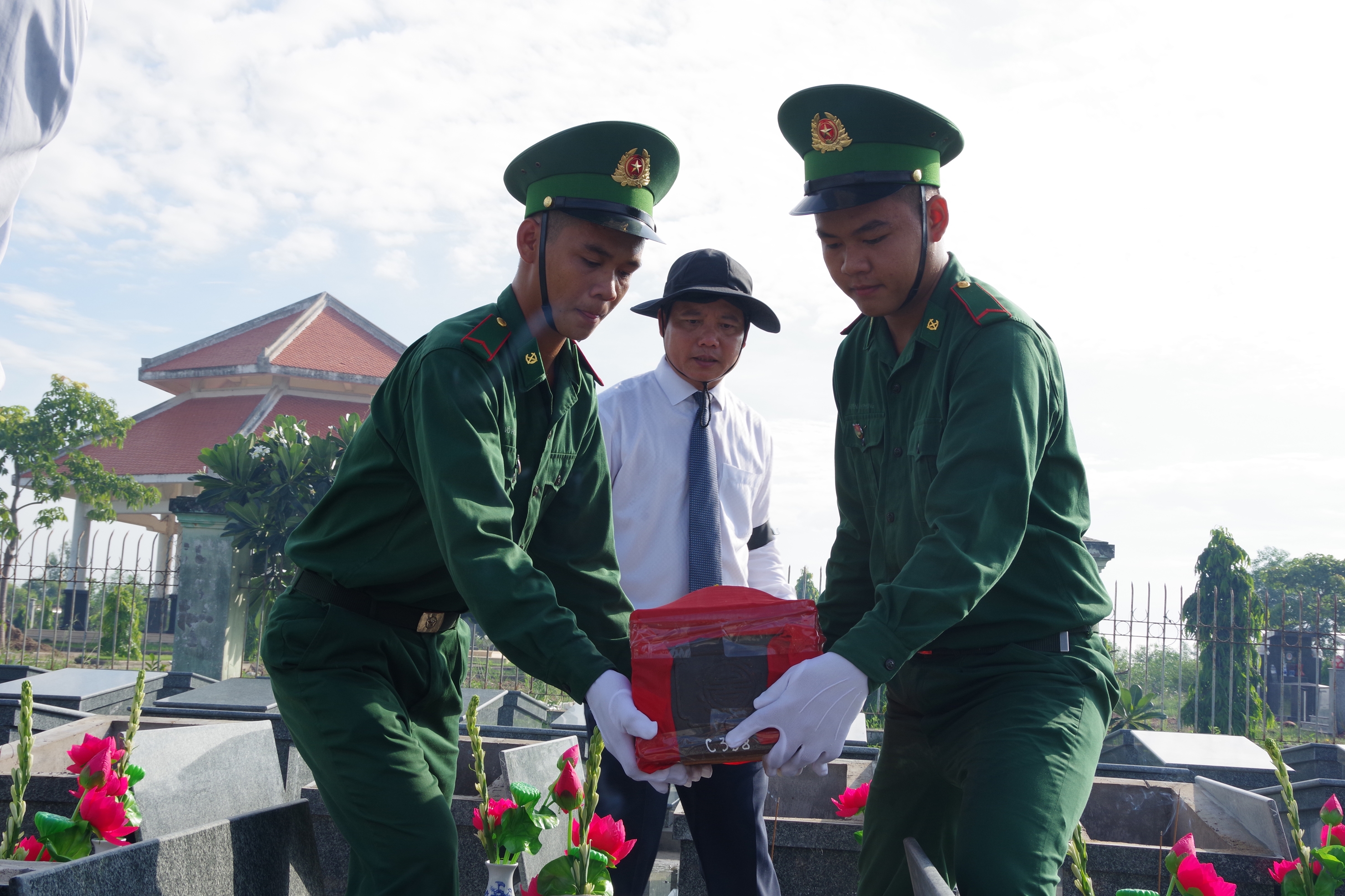 Đội K73 đưa hài cốt liệt sĩ an táng. doi k73 dua hai cot liet si an tang