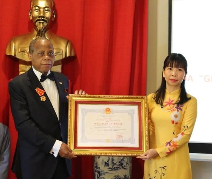 Ông Gamiliel Sepulveda Joao Munguambe đã có nhiều đóng góp khi là Đại sứ cộng hòa Mozambique tại Việt Nam nhiệm kỳ 01/2012- 04/2018. ong gamiliel sepulveda joao munguambe da co nhieu dong gop khi la dai su cong hoa mozambique tai viet nam nhiem ky 012012 042018