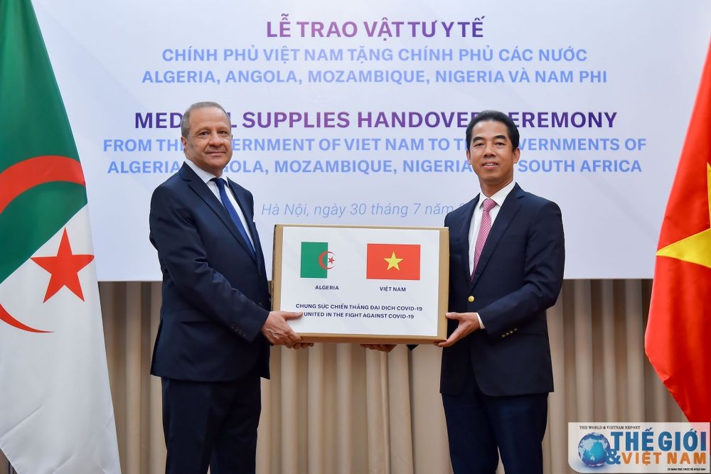 thu truong ngoai giao to anh dung trao tuong trung so hang ho tro phong chong dich covid 19 cua chinh phu viet nam cho dai su algeria tai viet nam anh baoquocte