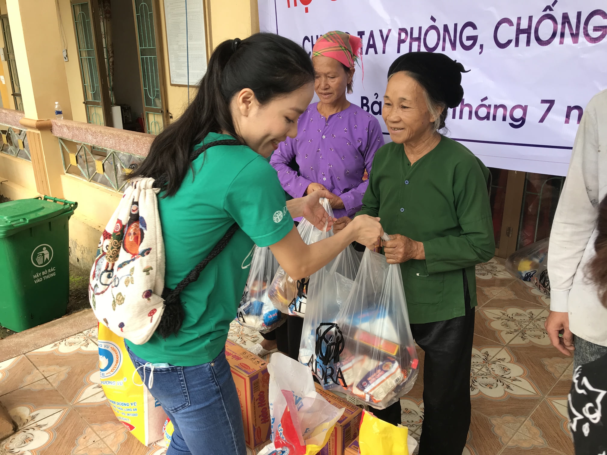 Cán bộ ADRA trao quà cho người dân Bảo Lạc, Cao Bằng (Ảnh: ADRA) can bo adra trao qua cho nguoi dan bao lac cao bang anh adra
