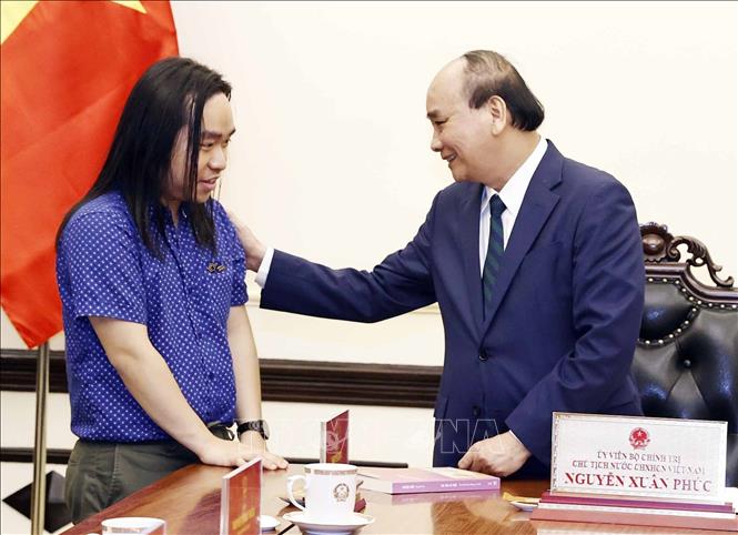 Chủ tịch nước gặp mặt, biểu dương tài năng trẻ trong lĩnh vực văn học Chú thích ảnh