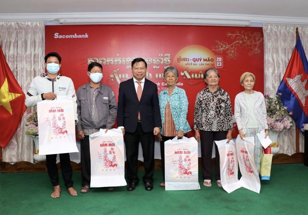 Bản in : 向越裔柬埔寨贫困户和为国立功者家庭送上春节礼物 | Vietnam+ (VietnamPlus) Bản in : 向越裔柬埔寨贫困户和为国立功者家庭送上春节礼物 | Vietnam+ (VietnamPlus)