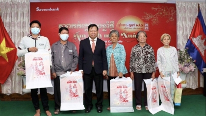 向越裔柬埔寨贫困户和为国立功者家庭送上春节礼物