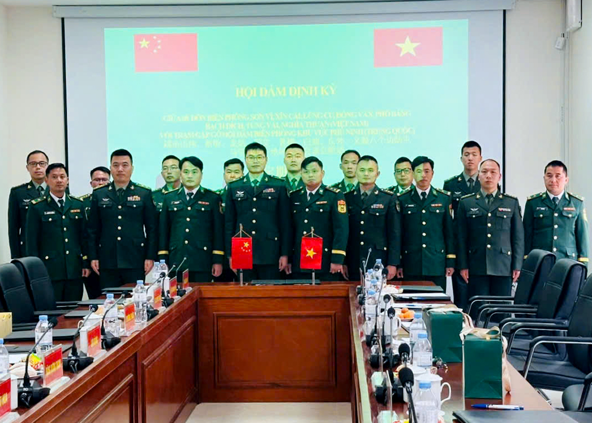 越南河江省八个边防站与中国富宁地区会晤站举行会谈 Đoàn đại biểu hai bên chụp ảnh lưu niệm tại buổi hội đàm.