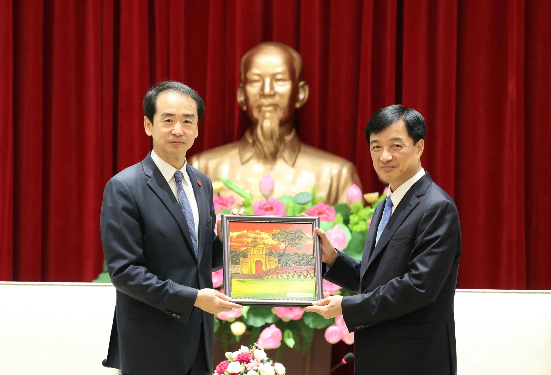 河内愿就多领域同中国开展交流与合作