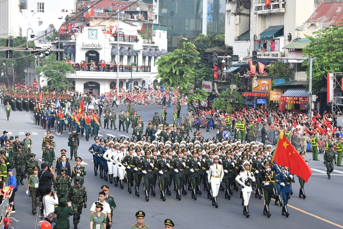Người dân Việt Nam hân hoan chào đón các khối quân đội nước ngoài tham gia diễu binh trong ngày Quốc khánh 2/9