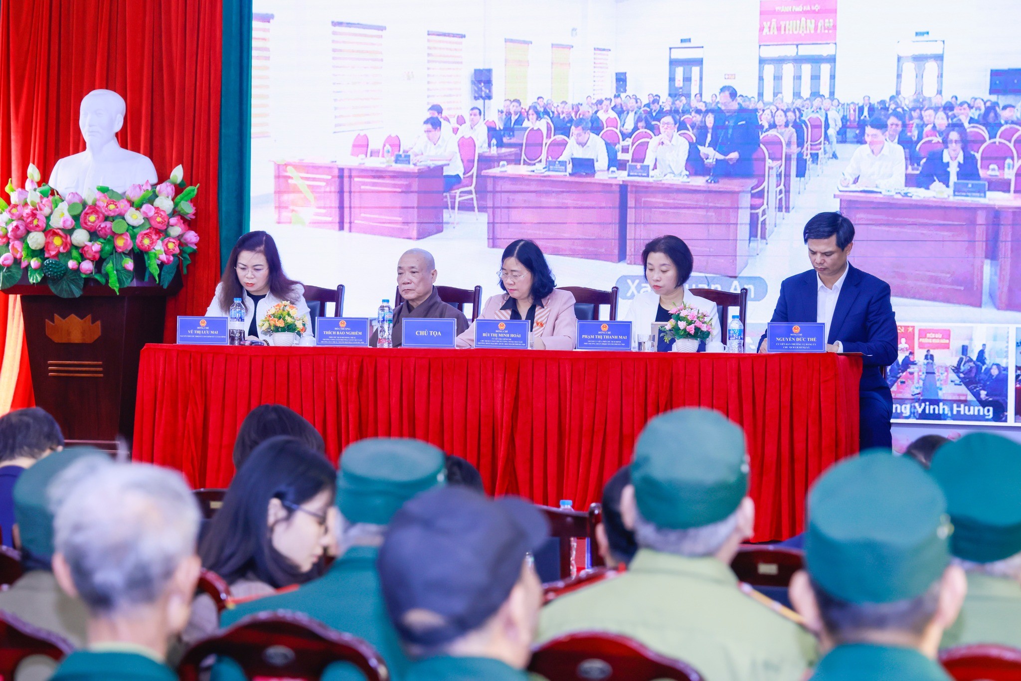 发挥人民在参与体制建设和完善中的当家作主权利,增强全民族大团结;越共十四大任期内的方向与解决方案 Bà Bùi Thị Minh Hoài, Ủy viên Bộ Chính trị, Bí thư Trung ương Đảng, Bí thư Đảng ủy MTTQ, các đoàn thể Trung ương, Chủ tịch Ủy ban Trung ương MTTQ Việt Nam lắng nghe ý kiến cử tri ngày 19/12/2025