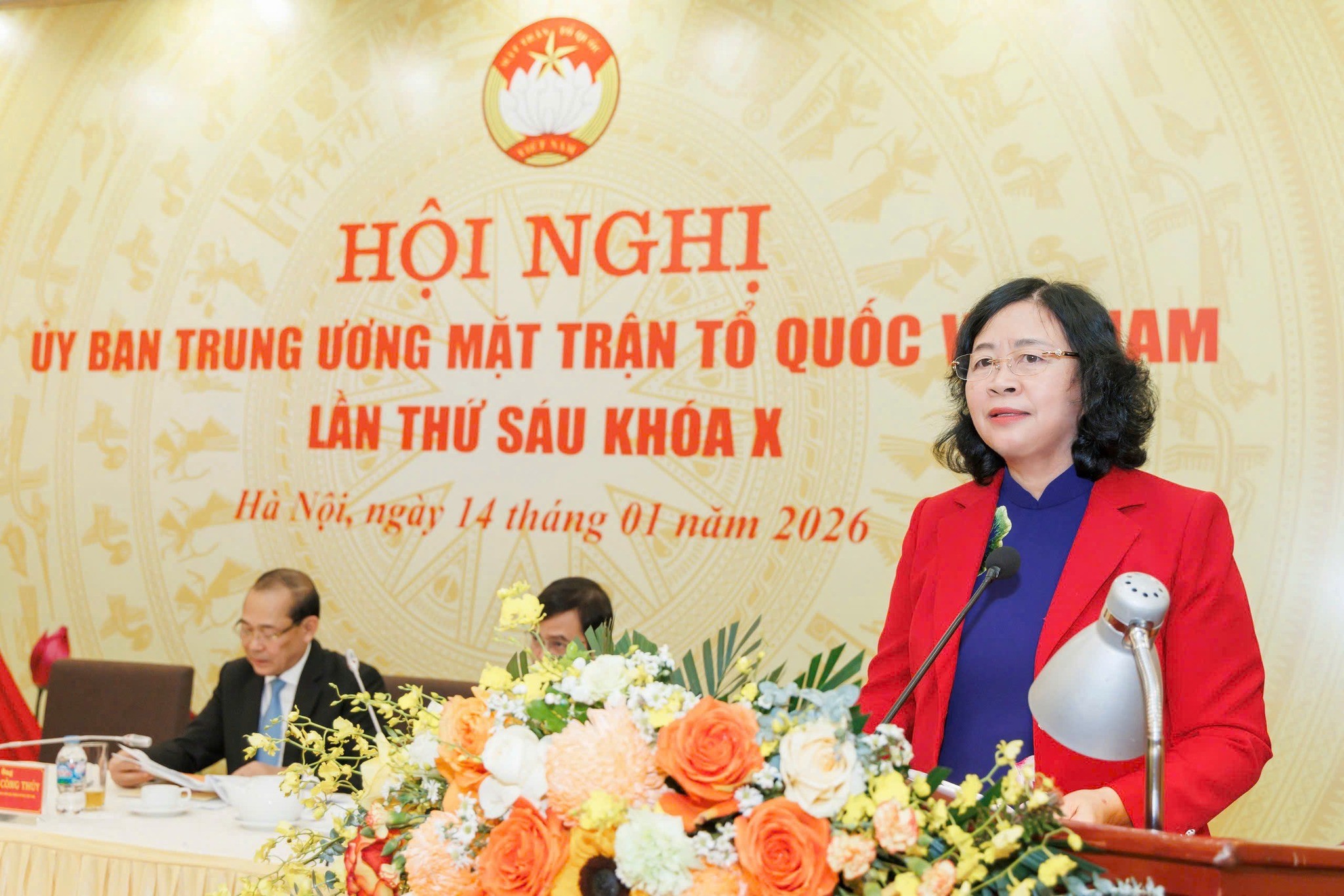 发挥人民在参与体制建设和完善中的当家作主权利,增强全民族大团结;越共十四大任期内的方向与解决方案 Bà Bùi Thị Minh Hoài, Ủy viên Bộ Chính trị, Bí thư Trung ương Đảng, Bí thư Đảng ủy MTTQ, các đoàn thể Trung ương, Chủ tịch Ủy ban Trung ương MTTQ Việt Nam phát biểu tại Hội nghị Ủy ban Trung ương MTTQ Việt Nam lần thứ sáu khóa X