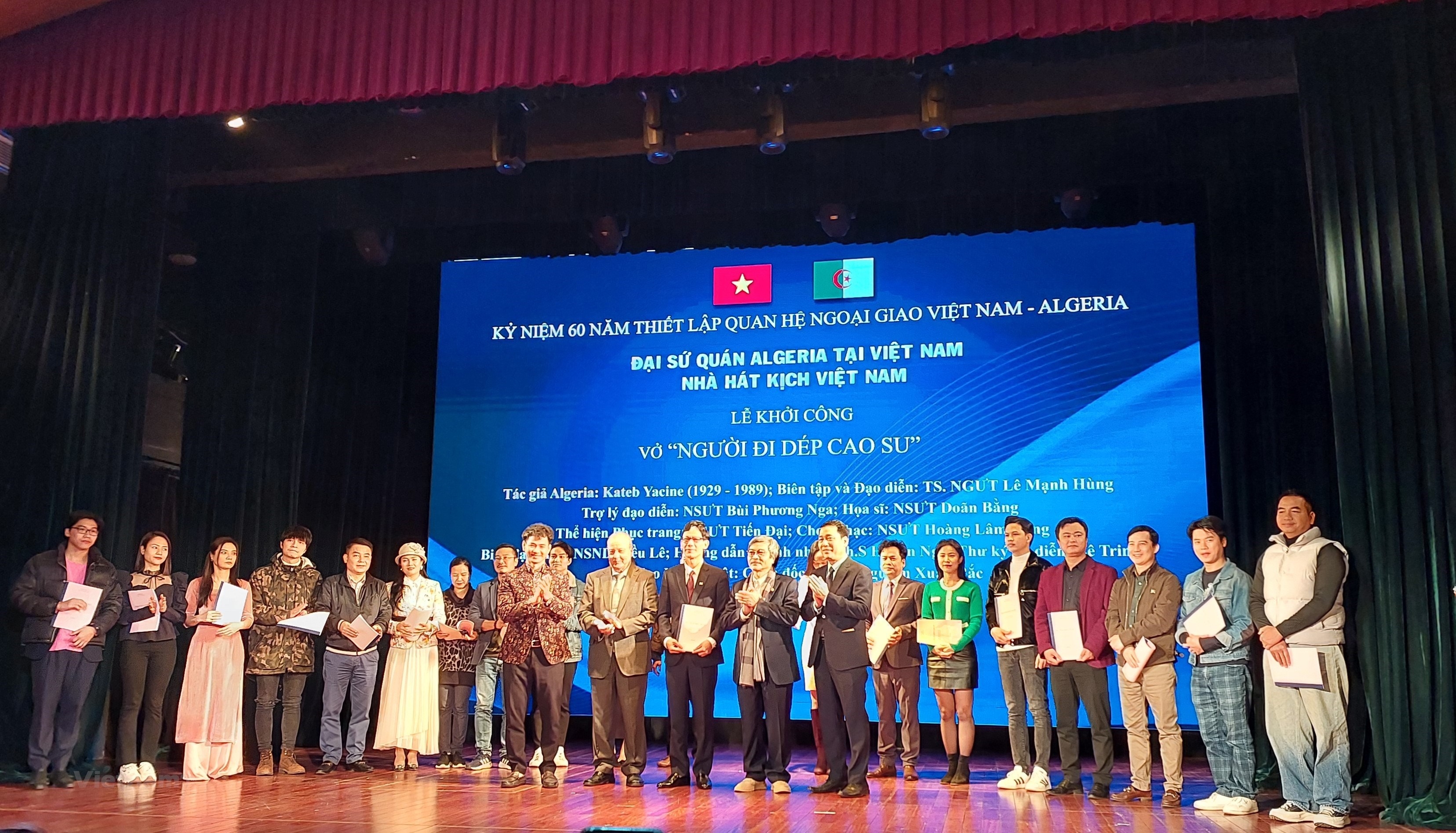 Bản in : 阿尔及利亚著名作家关于胡志明主席的诗剧《穿橡胶凉鞋之人》即将上演 | Vietnam+ (VietnamPlus) Bản in : 阿尔及利亚著名作家关于胡志明主席的诗剧《穿橡胶凉鞋之人》即将上演 | Vietnam+ (VietnamPlus)