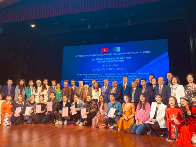 Bản in : 阿尔及利亚著名作家关于胡志明主席的诗剧《穿橡胶凉鞋之人》即将上演 | Vietnam+ (VietnamPlus) Bản in : 阿尔及利亚著名作家关于胡志明主席的诗剧《穿橡胶凉鞋之人》即将上演 | Vietnam+ (VietnamPlus)