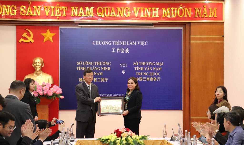 双方赠送礼物 双方赠送礼物