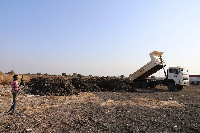 越南工兵部队帮助阿卜耶伊地区改善学校基础设施 越南工兵部队帮助阿卜耶伊地区改善学校基础设施