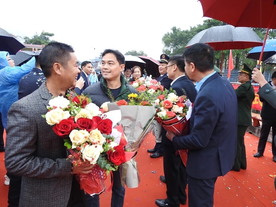 为游客和边民出入境横模口岸办理通关手续 为游客和边民出入境横模口岸办理通关手续