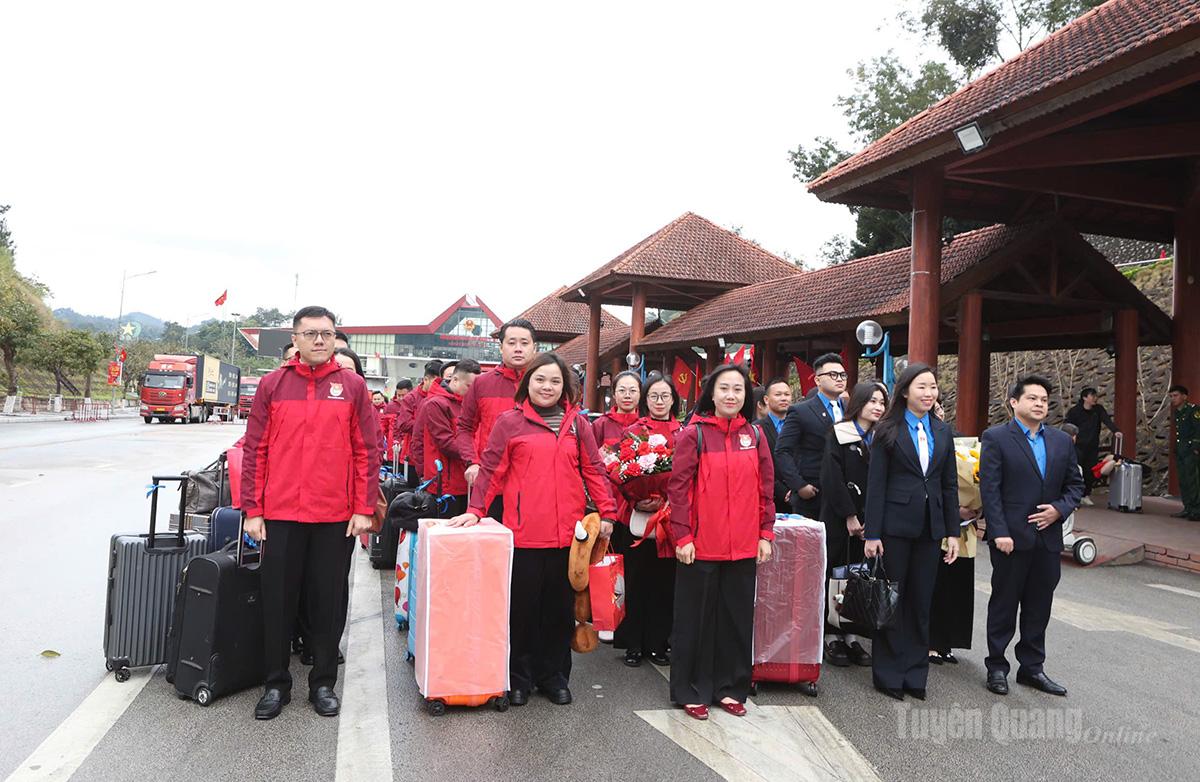 宣光省:35名青年赴华参加“追寻胡志明主席足迹”红色之旅 35 thanh niên Tuyên Quang tham gia Hành trình đỏ “Theo dấu chân Bác Hồ” tại Trung Quốc