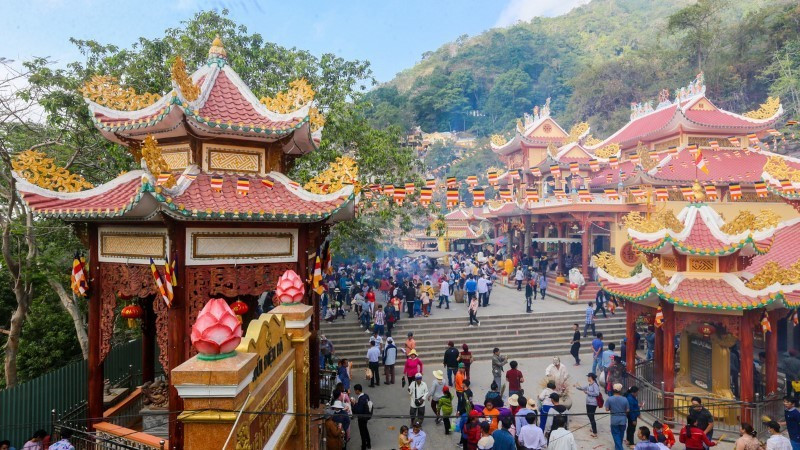 黑婆山庙会。图自tapchihuongsac.vn