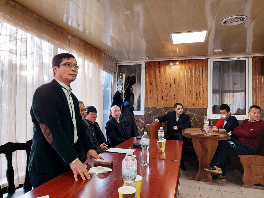 越南驻乌克兰大使阮宏石已同旅居赫尔松州和尼古拉耶夫州越南人举行会面。