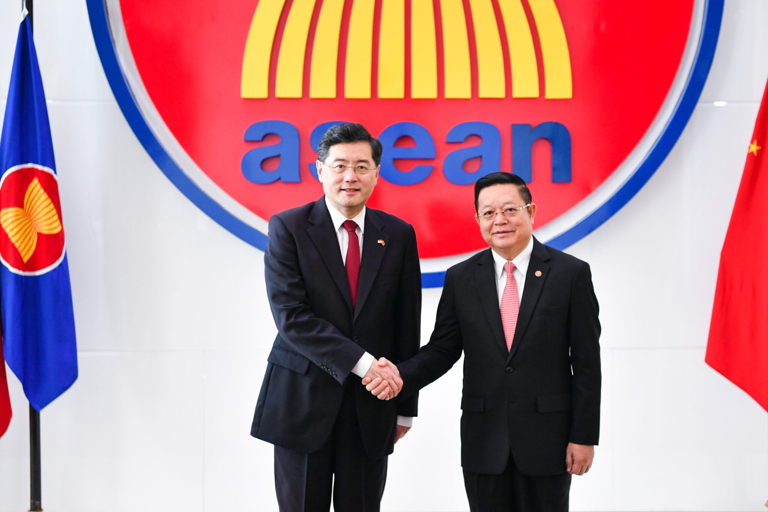 2月22日在雅加达，东盟秘书长高金洪（右）同中国外交部长秦刚举行会面