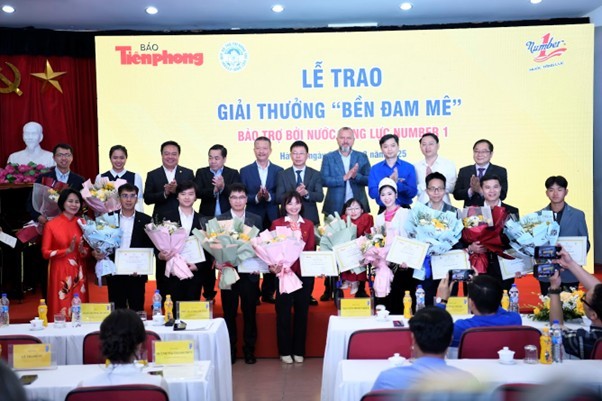 “坚韧激情”奖项传播不懈奉献精神,激励越南年轻一代 Giải thưởng “Bền Đam Mê” được trao cho 11 cá nhân và dự án xuất sắc
