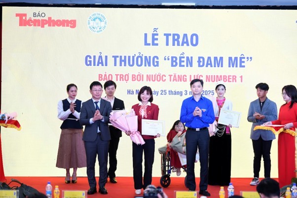 “坚韧激情”奖项传播不懈奉献精神,激励越南年轻一代 Ban tổ chức trao giải thưởng “Bền Đam Mê” cho vận động viên Nguyễn Thị Oanh