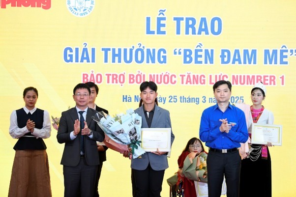“坚韧激情”奖项传播不懈奉献精神,激励越南年轻一代 Vận động viên Nguyễn Minh Anh nhận giải thưởng “Bền Đam Mê”