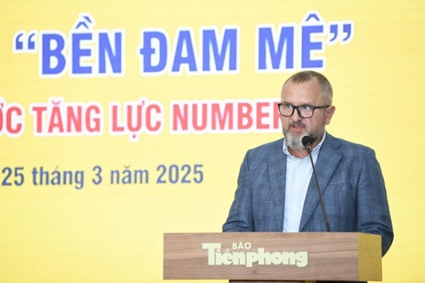 “坚韧激情”奖项传播不懈奉献精神,激励越南年轻一代 Ông Andrzej Tomasz Bialasiewicz - Tổng Giám đốc Marketing Công ty TNHH SX-TM-DV Number One phát biểu tại lễ trao giải