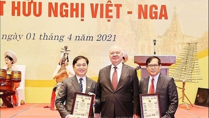 向越俄友好议员小组主席潘春勇授予友谊纪念章