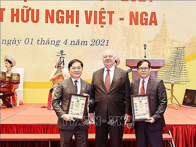 俄罗斯新任驻越大使康斯坦丁·弗努科夫向越俄友好议员小组主席潘春勇和副主席阮国兴授予友谊纪念章。图自越通社 俄罗斯新任驻越大使康斯坦丁·弗努科夫向越俄友好议员小组主席潘春勇和副主席阮国兴授予友谊纪念章。图自越通社