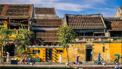 化身为旅游亲善大使的在会安市外国游客