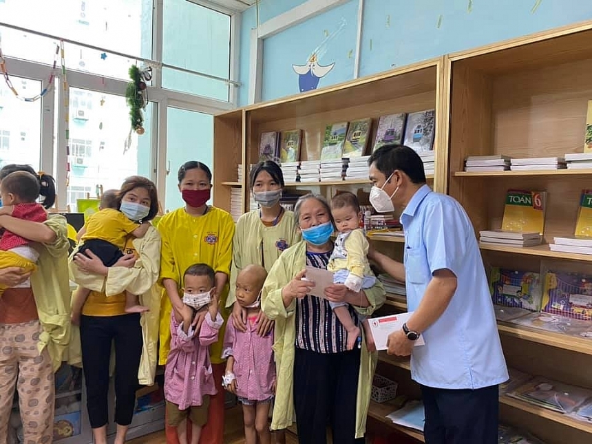 中国驻越大使馆为新潮癌症医院的贫困儿童患者支付住院费用