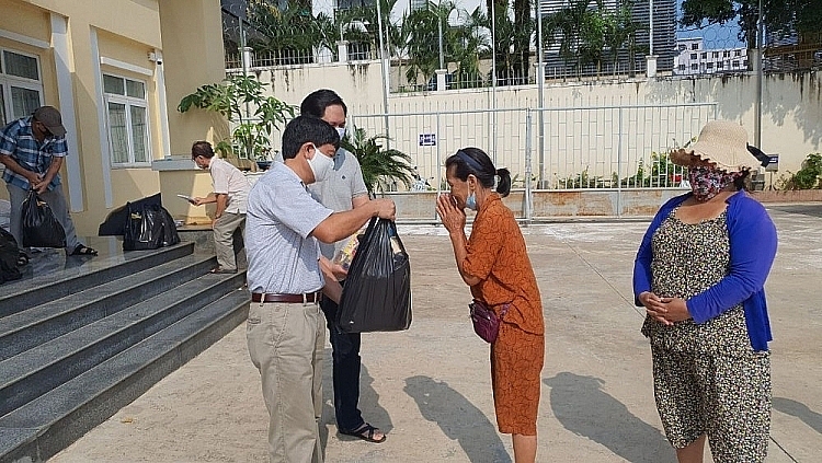 向贫困越裔柬埔寨人赠送600多份慰问品 Bản in : 越南驻西哈努克省总领事馆向贫困越裔柬埔寨人赠送慰问品 | Vietnam+ (VietnamPlus)