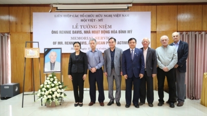 向反战活动家雷尼·戴维斯追授“致力于各民族和平友谊”纪念章