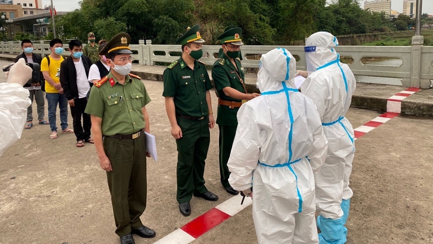 向中国广西壮族自治区移交非法入境越南的4名中国公民（图：越南之声）