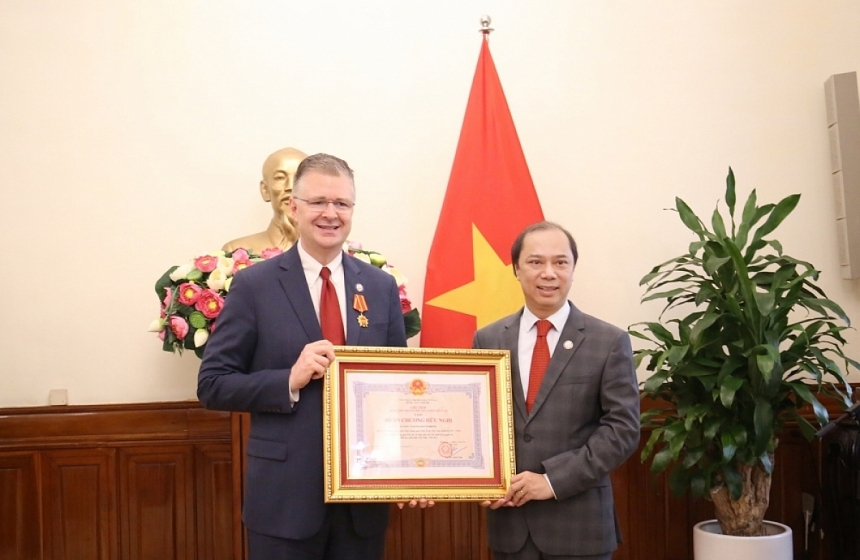 美国驻越大使丹尼尔•克里滕布林克荣获国家主席的友谊勋章 美国驻越大使丹尼尔•克里滕布林克荣获友谊勋章