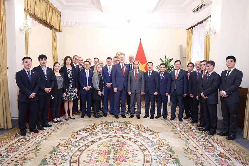 美国驻越大使丹尼尔•克里滕布林克荣获国家主席的友谊勋章 美国驻越大使丹尼尔•克里滕布林克荣获友谊勋章