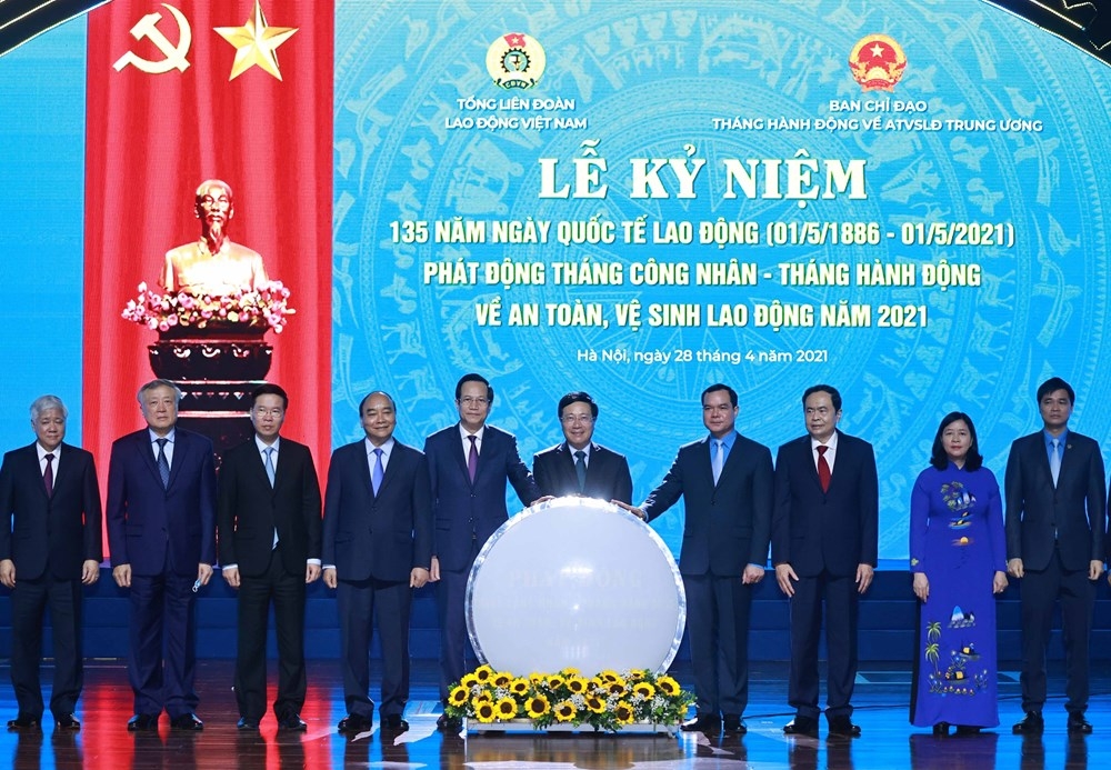 Bản in : 越南国家主席阮春福出席国际劳动节135周年纪念活动暨“2021年工人月”发起仪式  | Vietnam+ (VietnamPlus)