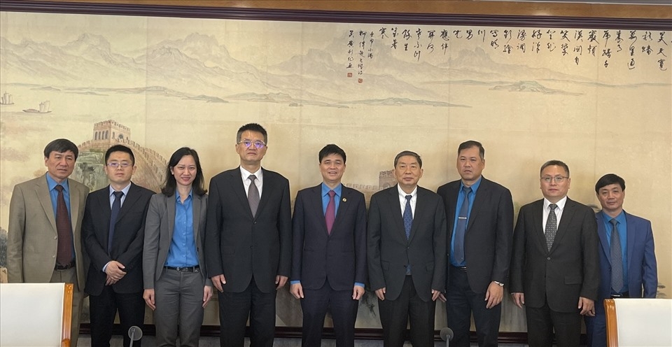 越南劳动总联合会代表团与中国总工会副主席熊选国（右四）合影留念。