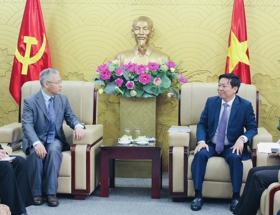 越共中央宣教部副部长陈青林礼节性会见了中共中央对外联络部发言人、信息传播局局长胡兆明。 越共中央宣教部副部长陈青林礼节性会见了中共中央对外联络部发言人、信息传播局局长胡兆明。
