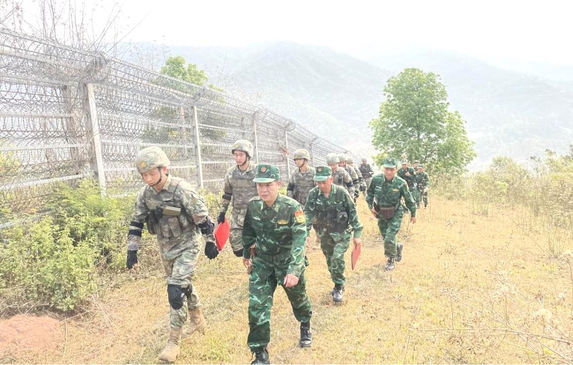 奠边省边防部队指挥部阿巴寨边防站巡逻分队和中国蒙自分区边防部队金平站巡逻分队在边境进行双边巡逻 奠边省边防部队指挥部阿巴寨边防站巡逻分队和中国蒙自分区边防部队金平站巡逻分队在边境进行双边巡逻
