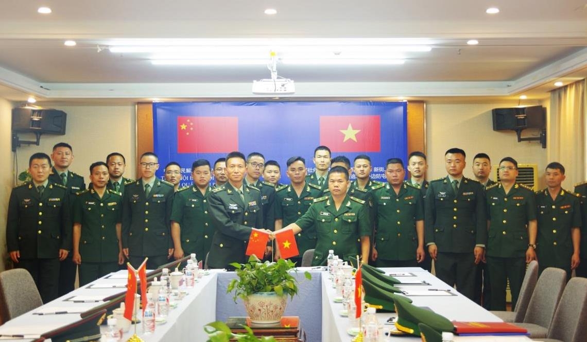 河江边防部队与中国富宁边防站举行会谈 河江边防部队与中国富宁边防站举行会谈