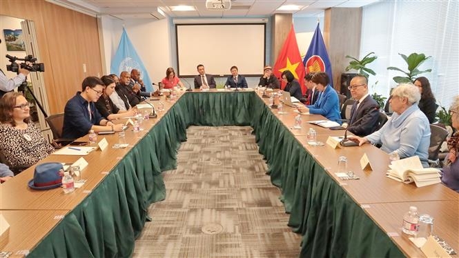 Bản in : 越共中央对外部副部长吴黎文会见支持越南的美国友人 | Vietnam+ (VietnamPlus) Bản in : 越共中央对外部副部长吴黎文会见支持越南的美国友人 | Vietnam+ (VietnamPlus)