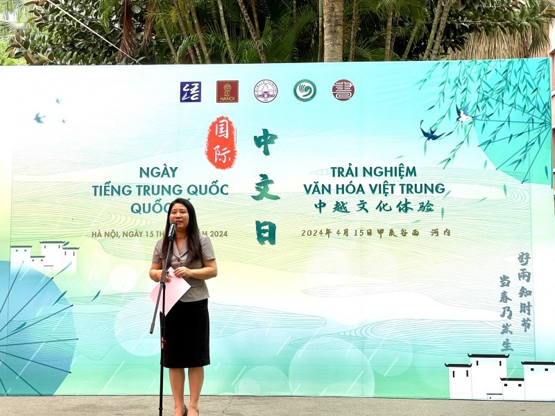 图:河内大学副校长阮氏菊芳博士在活动中发言。