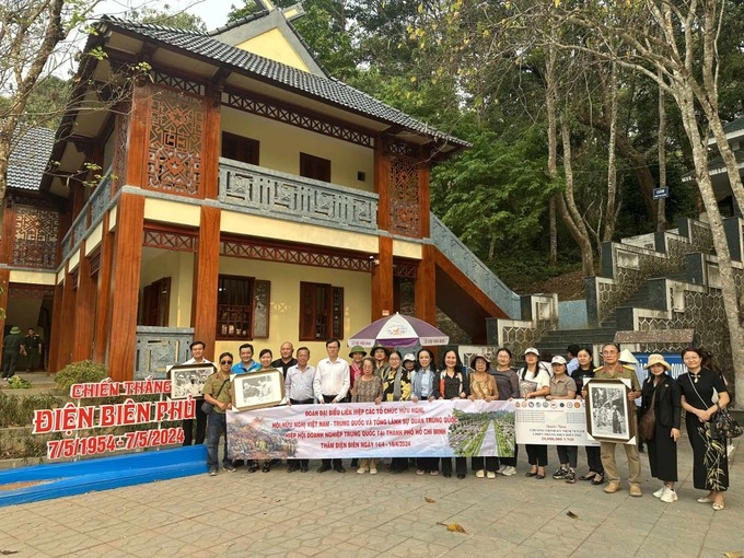 代表团参观芒峰奠边府战役指挥部的武元甲大将纪念区 代表团参观芒峰奠边府战役指挥部的武元甲大将纪念区