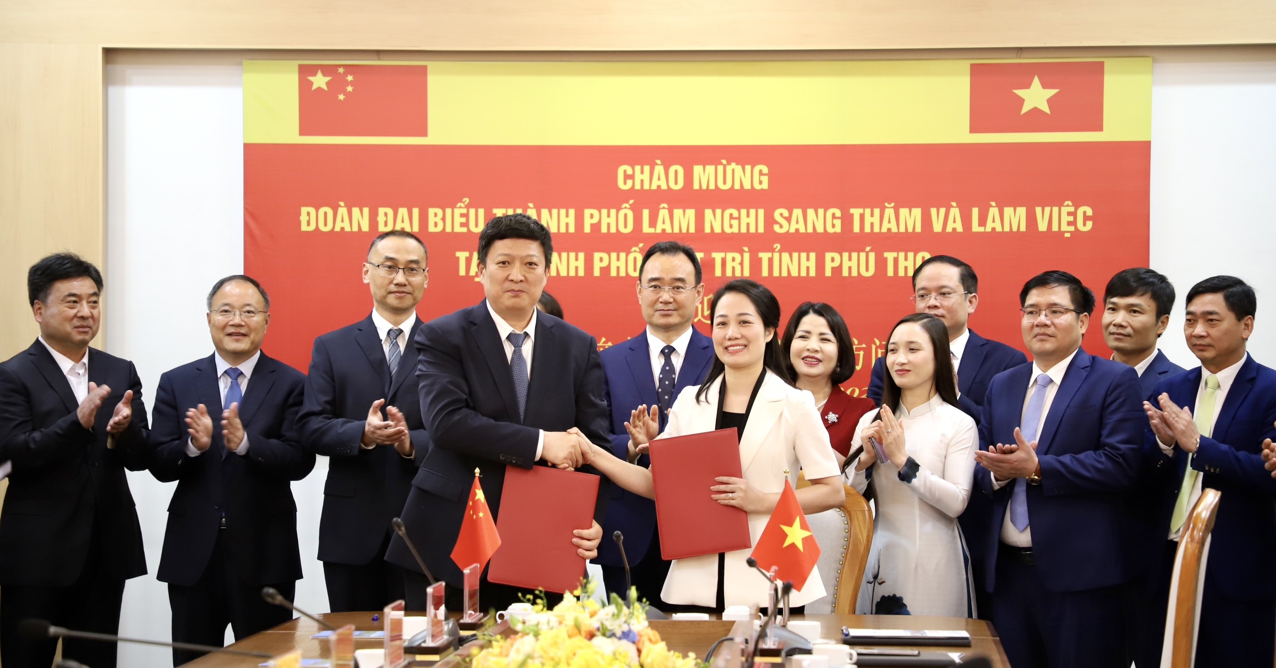 越池市领导与中国山东省临沂市领导签署建立友好合作关系协议 越池市领导与中国山东省临沂市领导签署建立友好合作关系协议