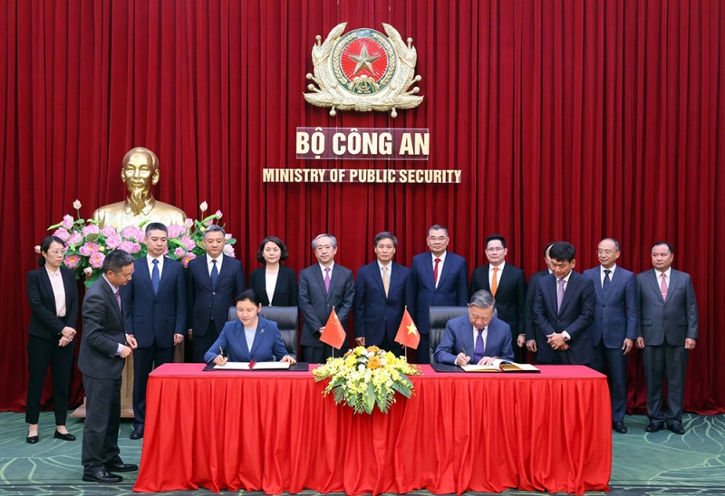 越南公安部长与中国司法部部长签署《越南社会主义共和国公安部与中华人民共和国司法部合作谅解备忘录》。