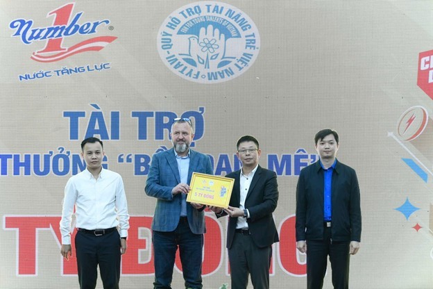 Number One在“坚韧激情”奖中彰显赋能精神 Nhãn hàng Number One là đơn vị tài trợ chính cho giải thưởng “Bền Đam Mê” với tổng giá trị hỗ trợ lên đến 5 tỷ đồng