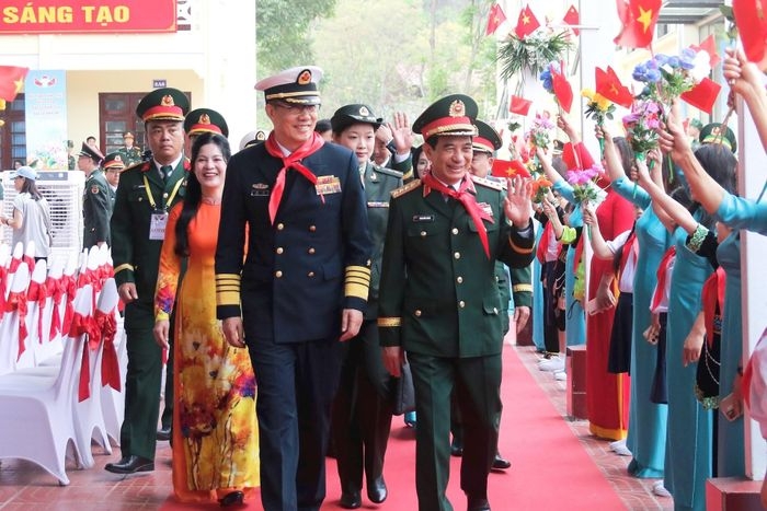 越南国防部长潘文江与中国国防部长董军参观同登小学(谅山省)。图源:Tiến Đạt 越南国防部长潘文江与中国国防部长董军参观同登小学(谅山省)。图源:Tiến Đạt