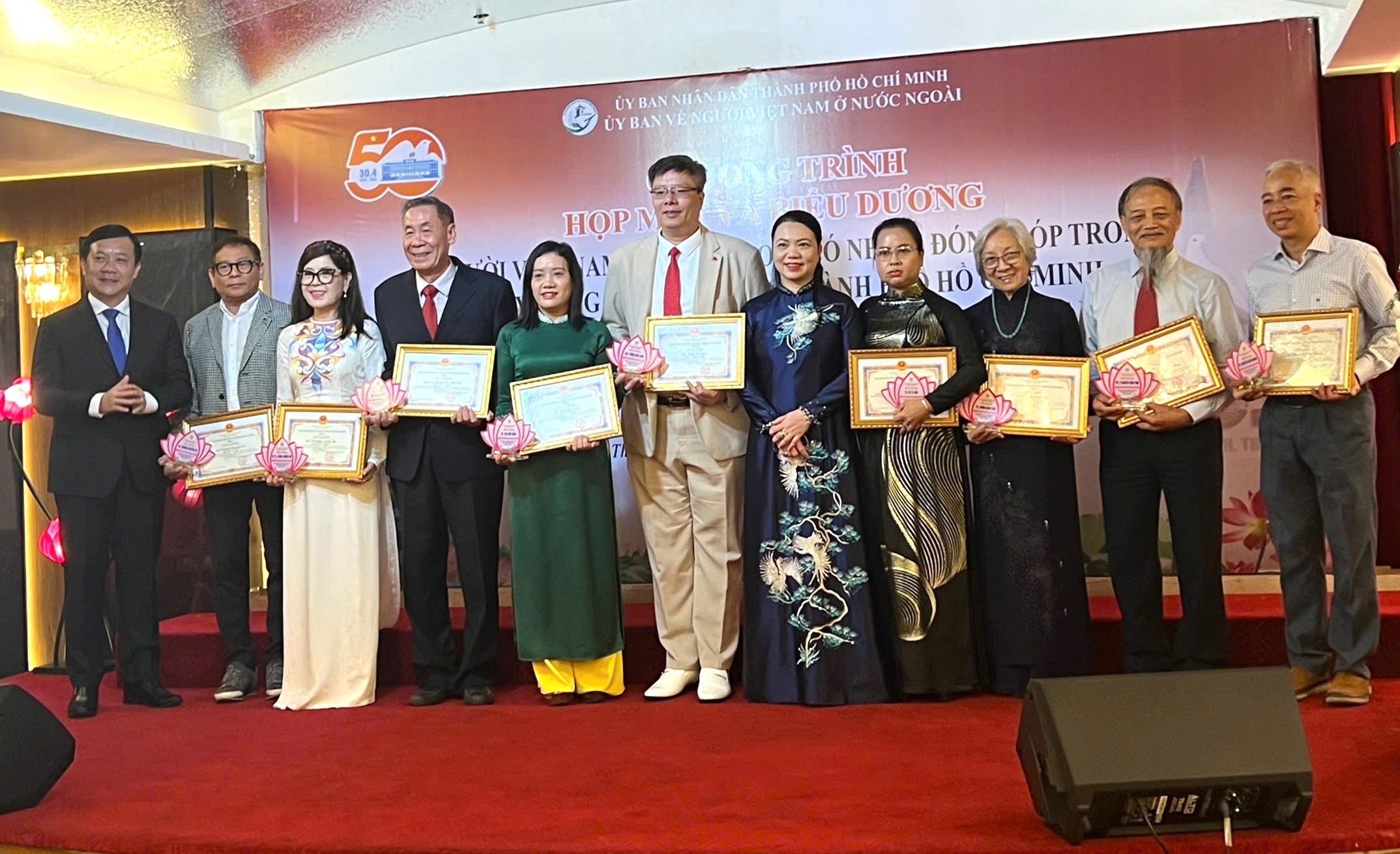 国家统一50周年：胡志明市举行50名先进海外越侨表彰会