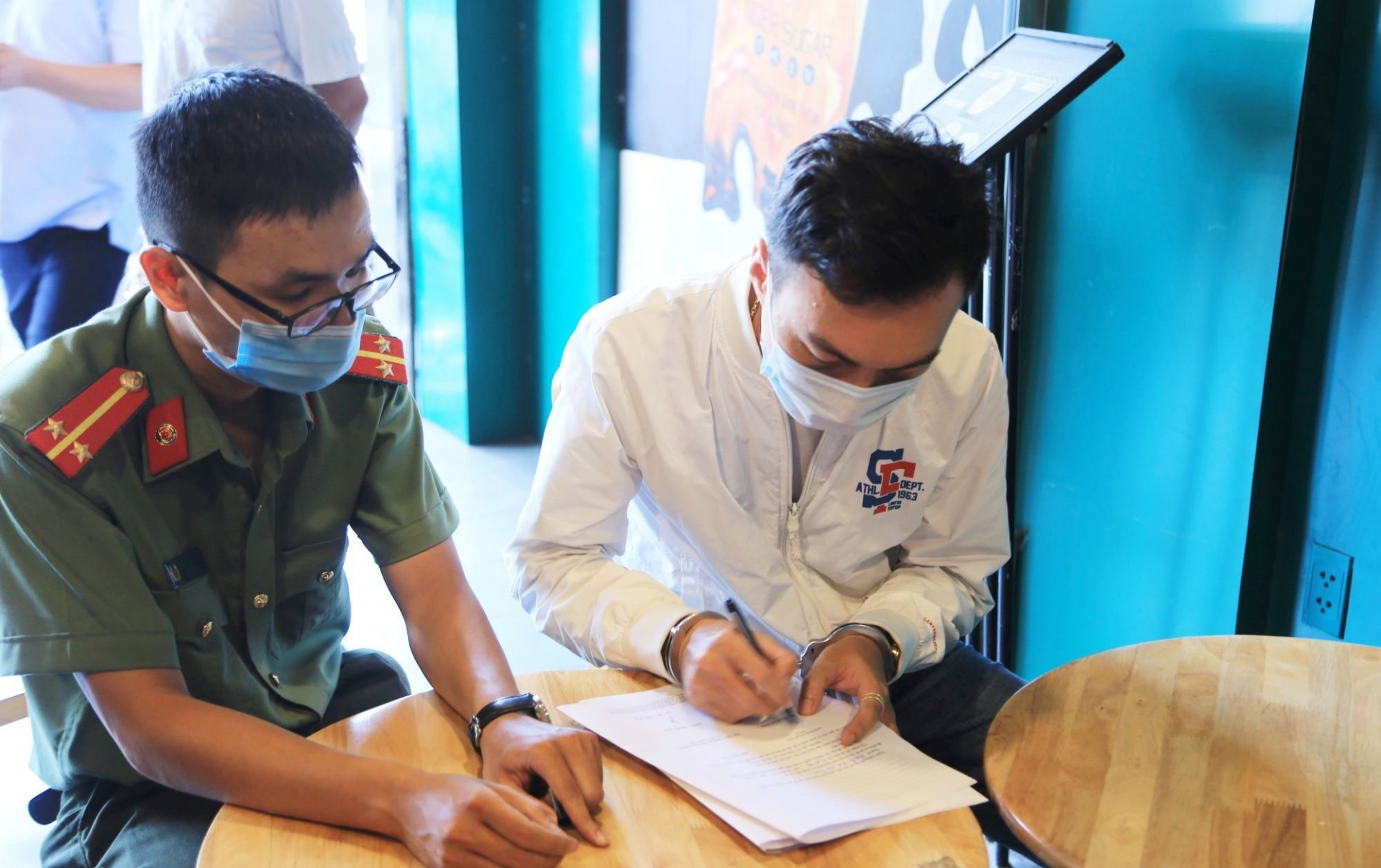 Bản in : 组织外国人以“专家”名义入境越南的男子被抓 | Vietnam+ (VietnamPlus) Bản in : 组织外国人以“专家”名义入境越南的男子被抓 | Vietnam+ (VietnamPlus)