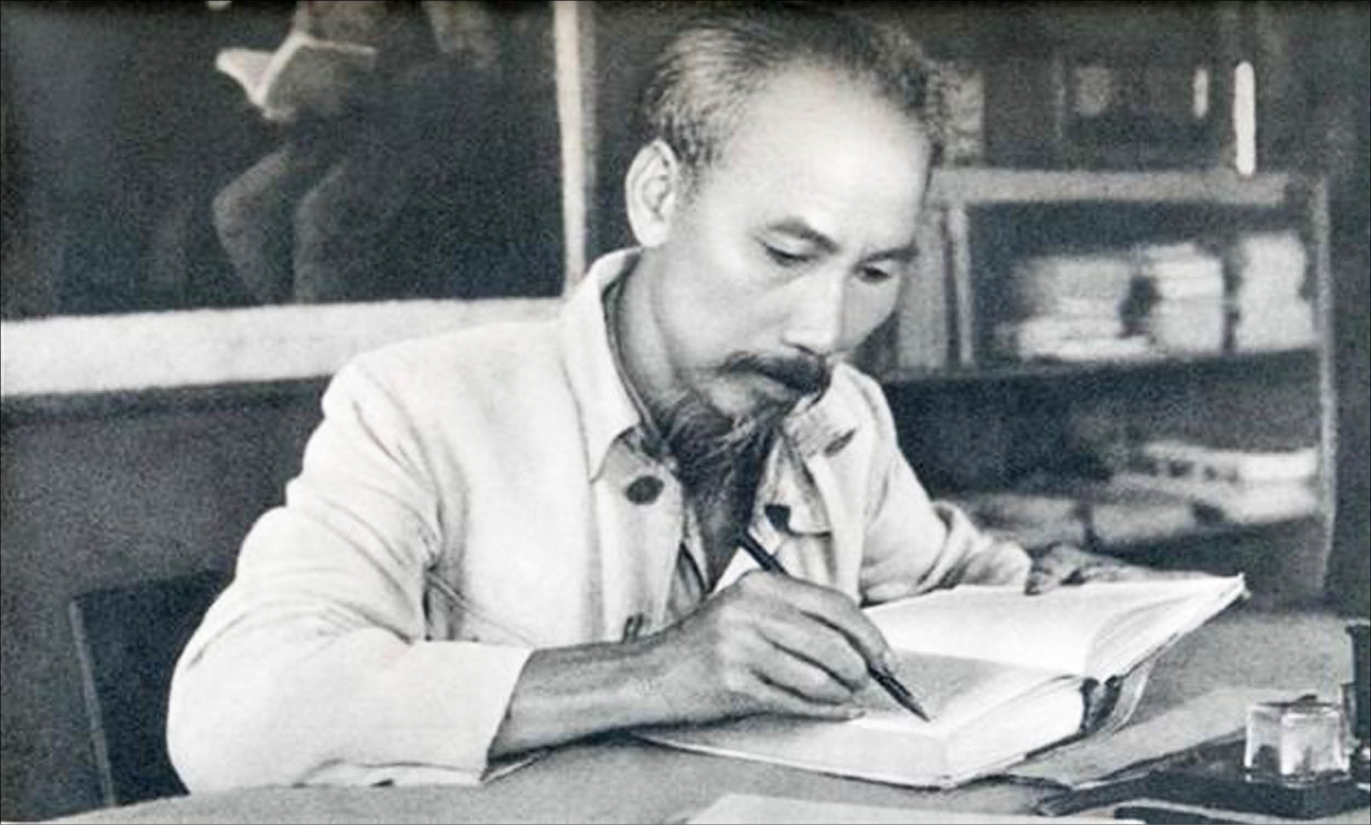 加越友好协会在研讨会上放映关于一辈子奔着“为祖国的权利和人民的幸福而奋斗”目标的胡志明主席热爱劳动、俭朴风气的资料片。