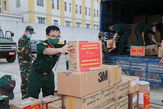向老挝友人载满友谊的援助货车 向老挝友人载满友谊的援助货车